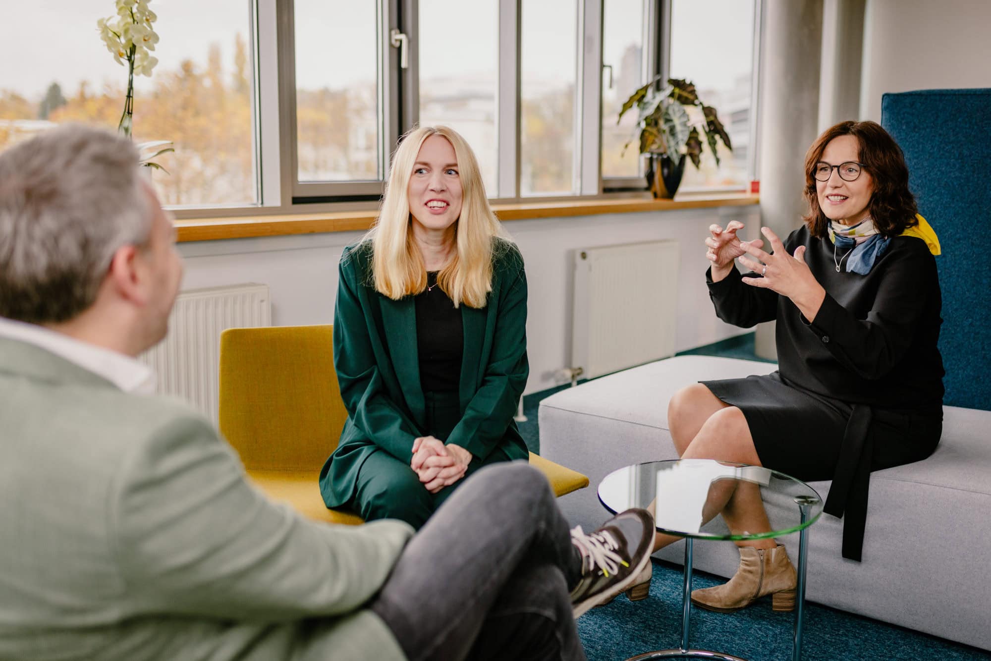 Gesprächssituation im Arbeitsalltag einer Steuerberatungskanzlei
