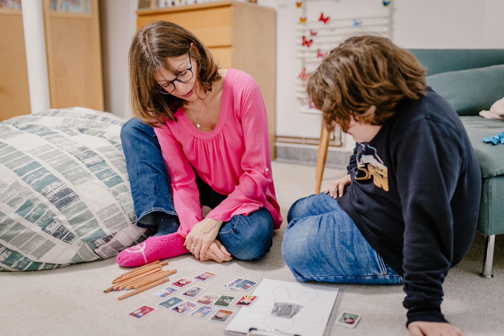 Konzentrierte Arbeitsphase im Kinder- und Jugendcoaching während einer Businessreportage