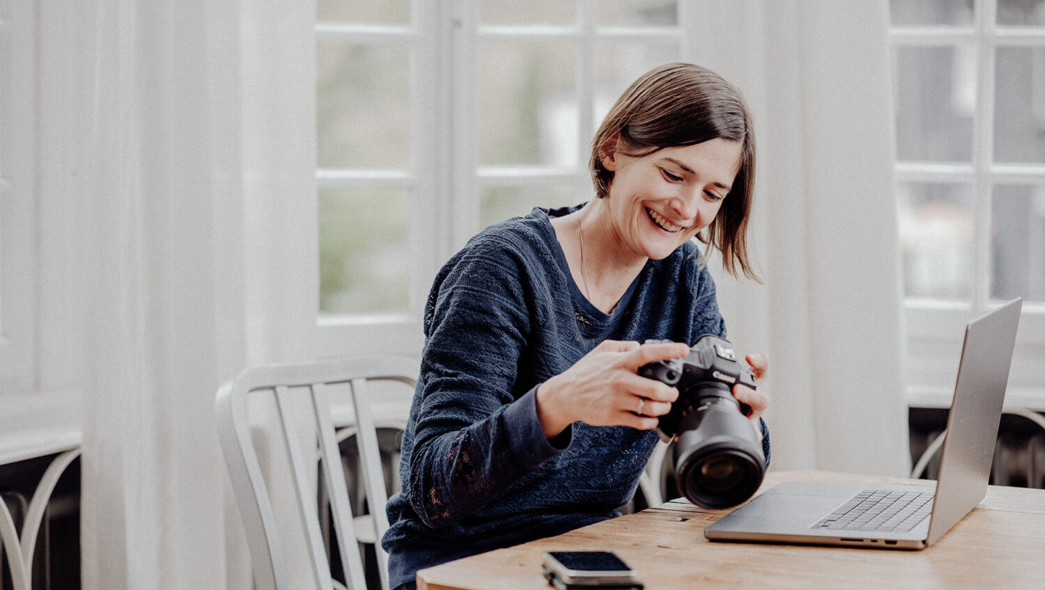 Miriam Castle-Weiss bei der Bildauswahl und Nachbearbeitung im Arbeitsalltag