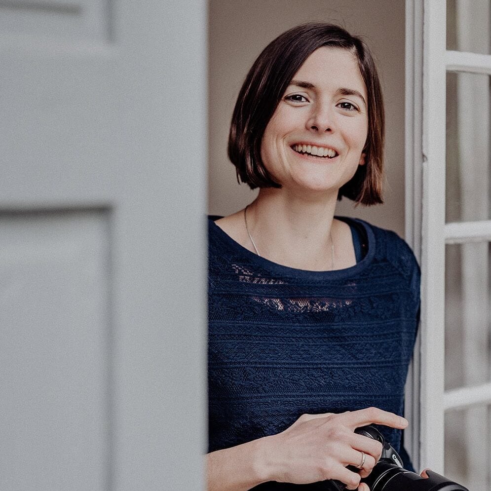 Miriam Castle-Weiss mit Kamera, ruhig und aufmerksam im Moment