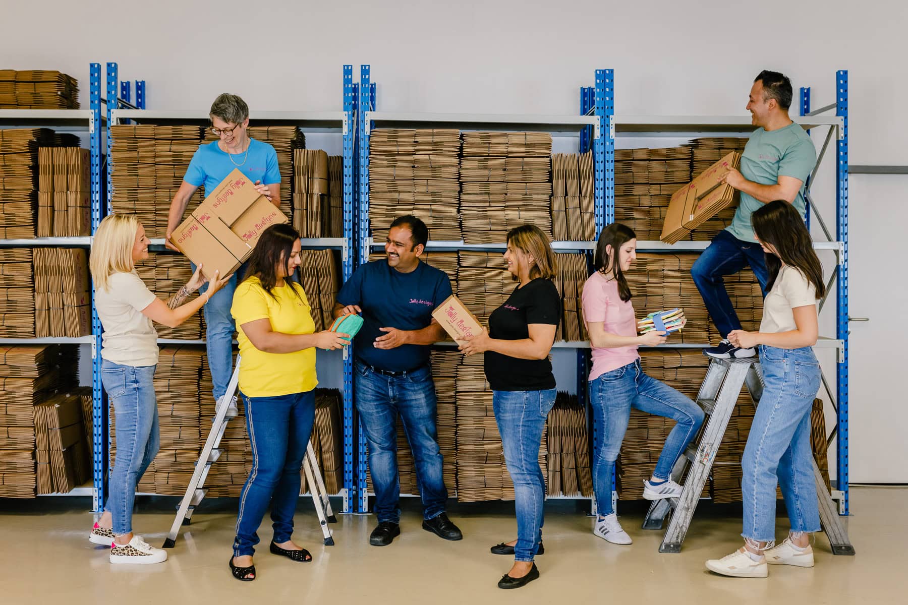 Teamarbeit und Zusammenarbeit während einer Unternehmensreportage