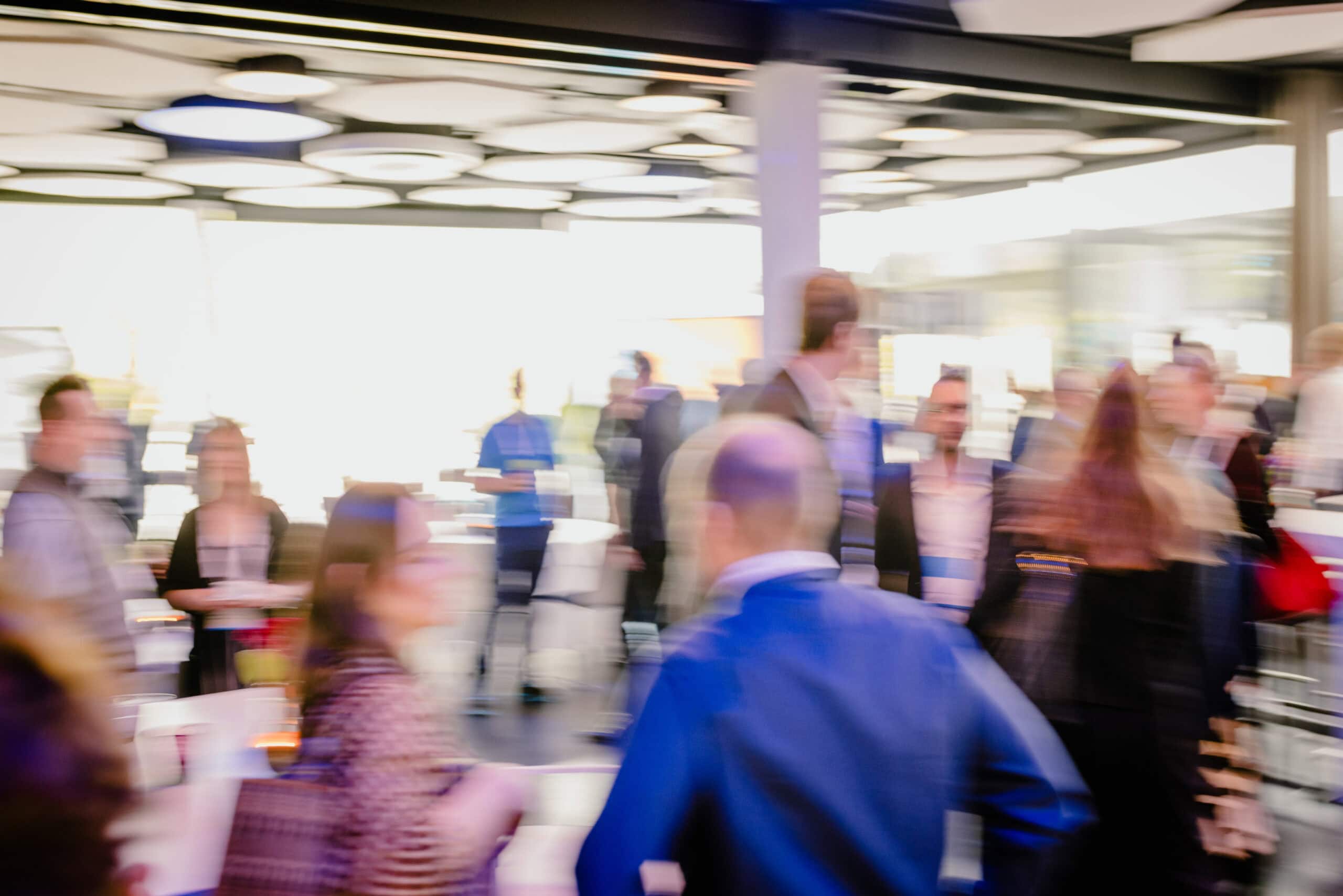 Firmenfeier als Teil der Unternehmenskultur fotografiert in einer Businessreportage