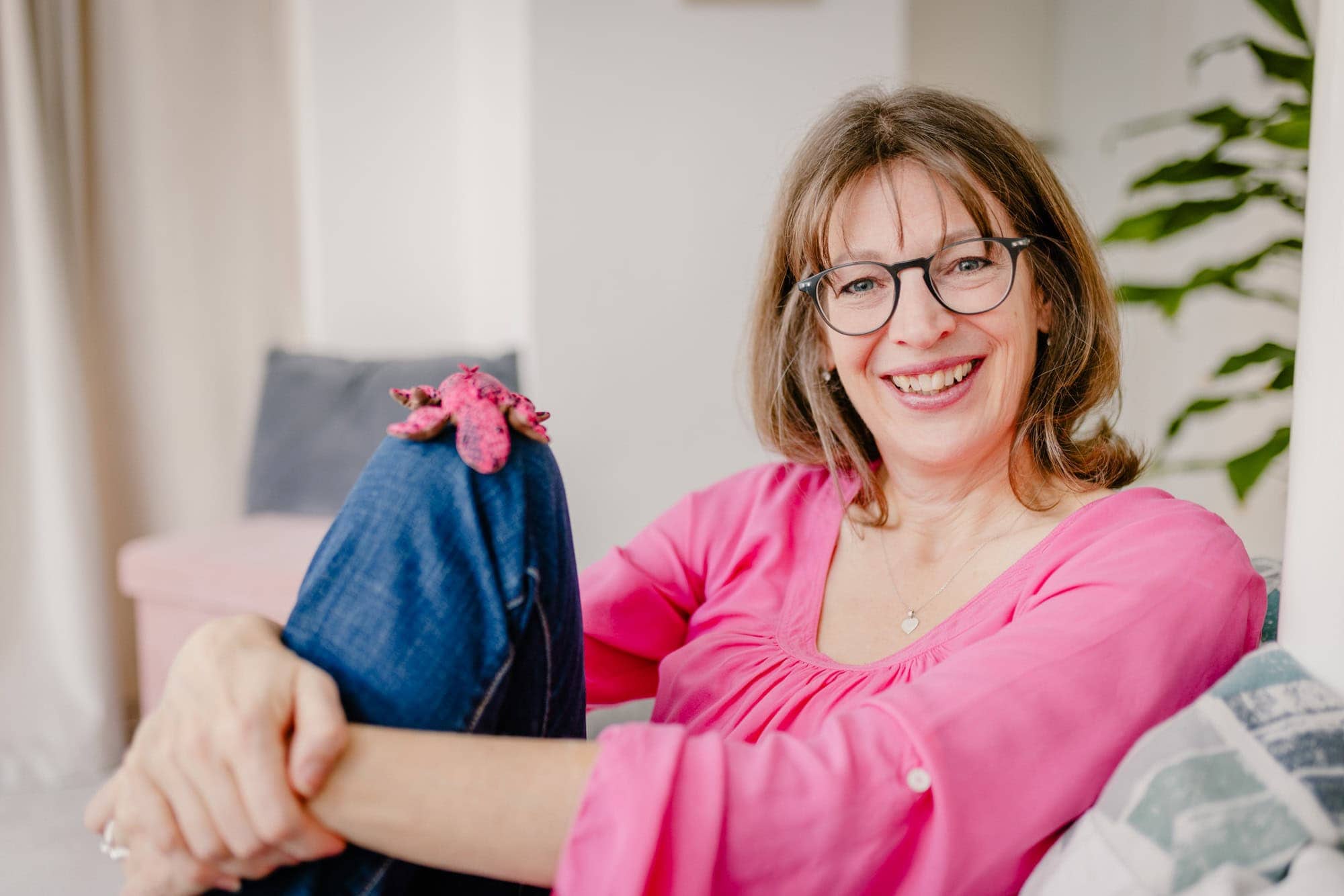 Natürliches Portrait einer Mitarbeiterin im Arbeitsumfeld während einer Businessreportage