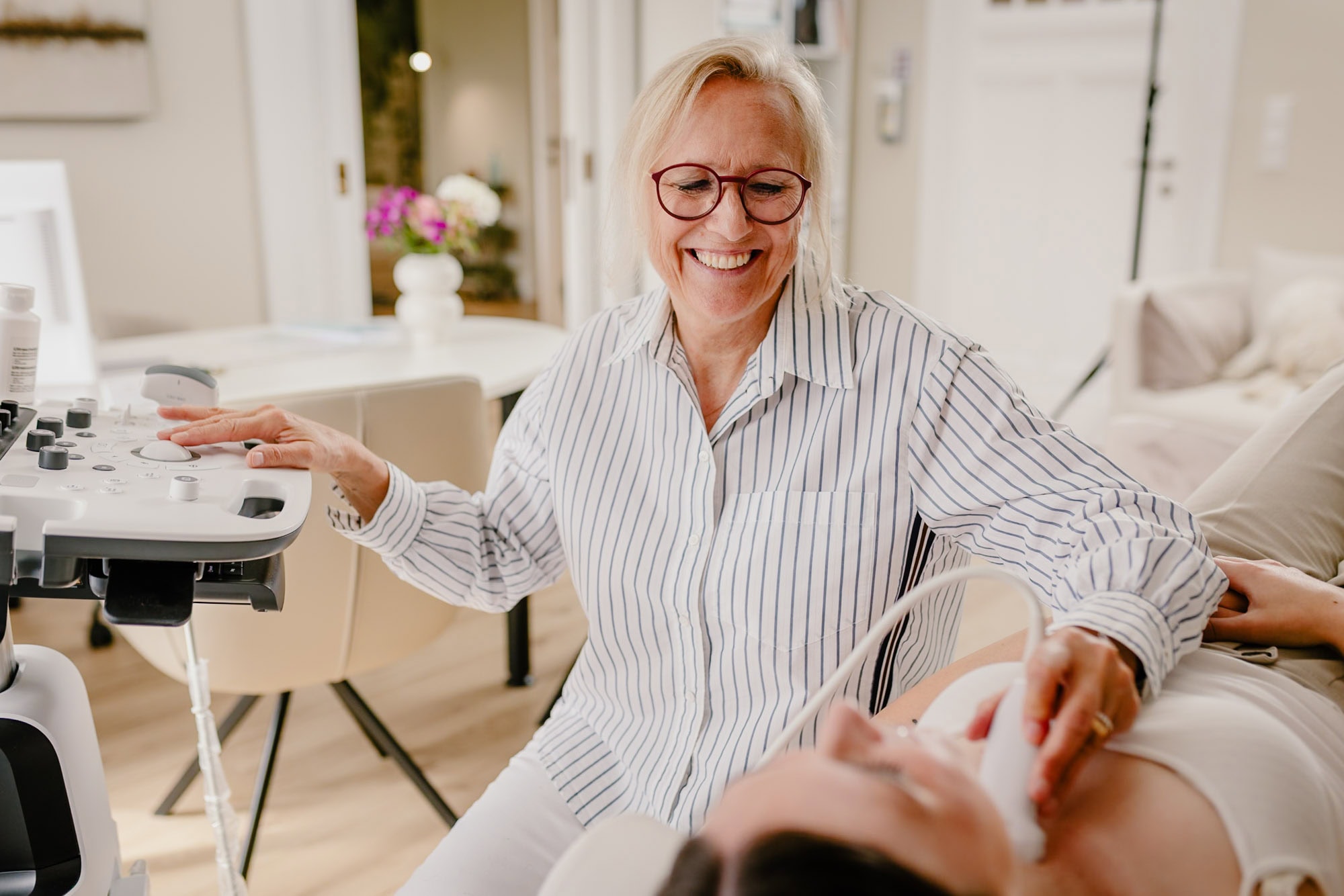 Ärztin bei der Arbeit in einer Privatarztpraxis während einer Businessreportage