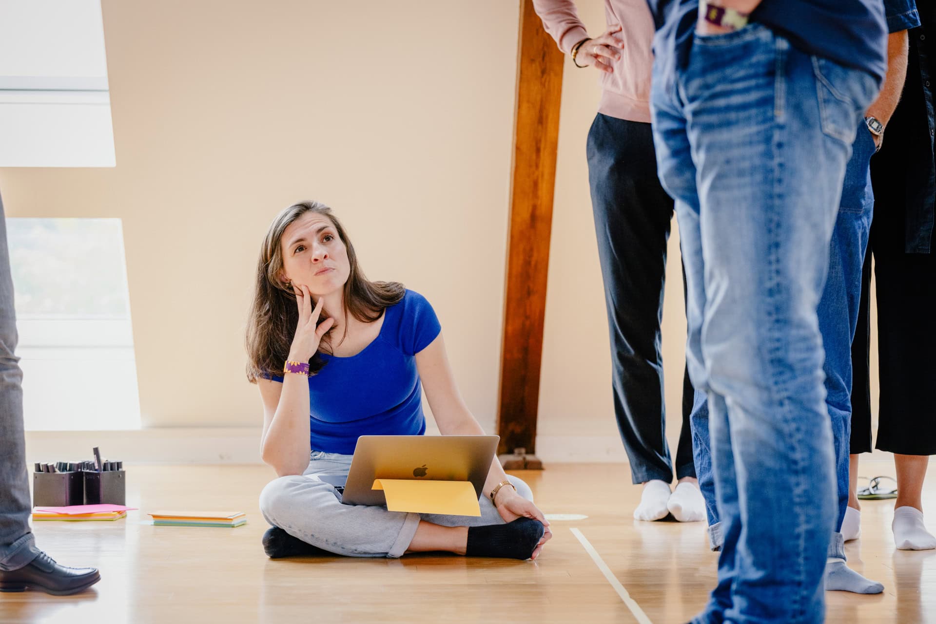 Beraterin reflektiert Inhalte während eines Workshops in einer Consultingfirma