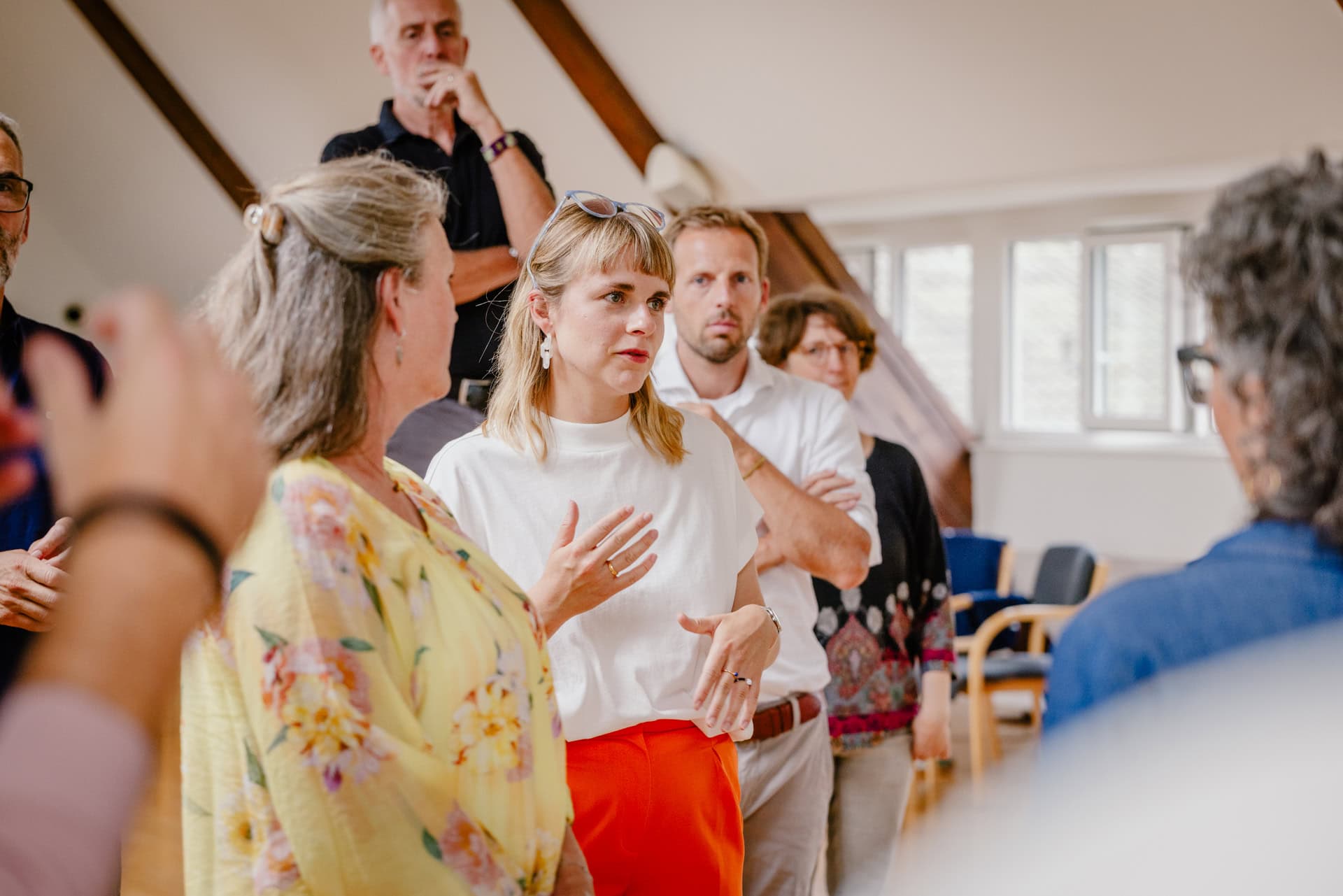 Alt-Text Teilnehmende diskutieren Inhalte während eines Workshops in einer Consultingfirma