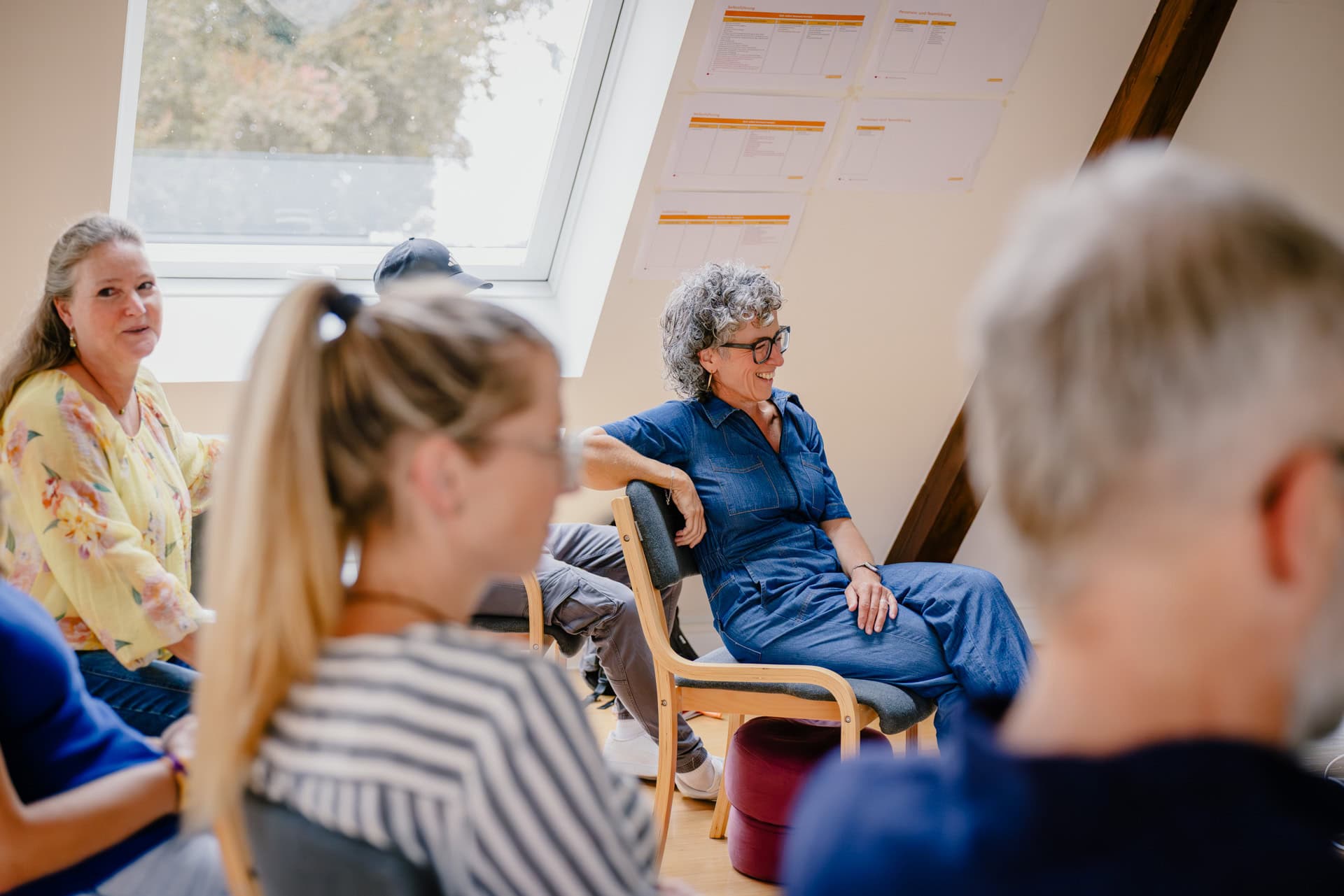 Teilnehmende hören aufmerksam zu während eines Workshops in einem Beratungsunternehmen