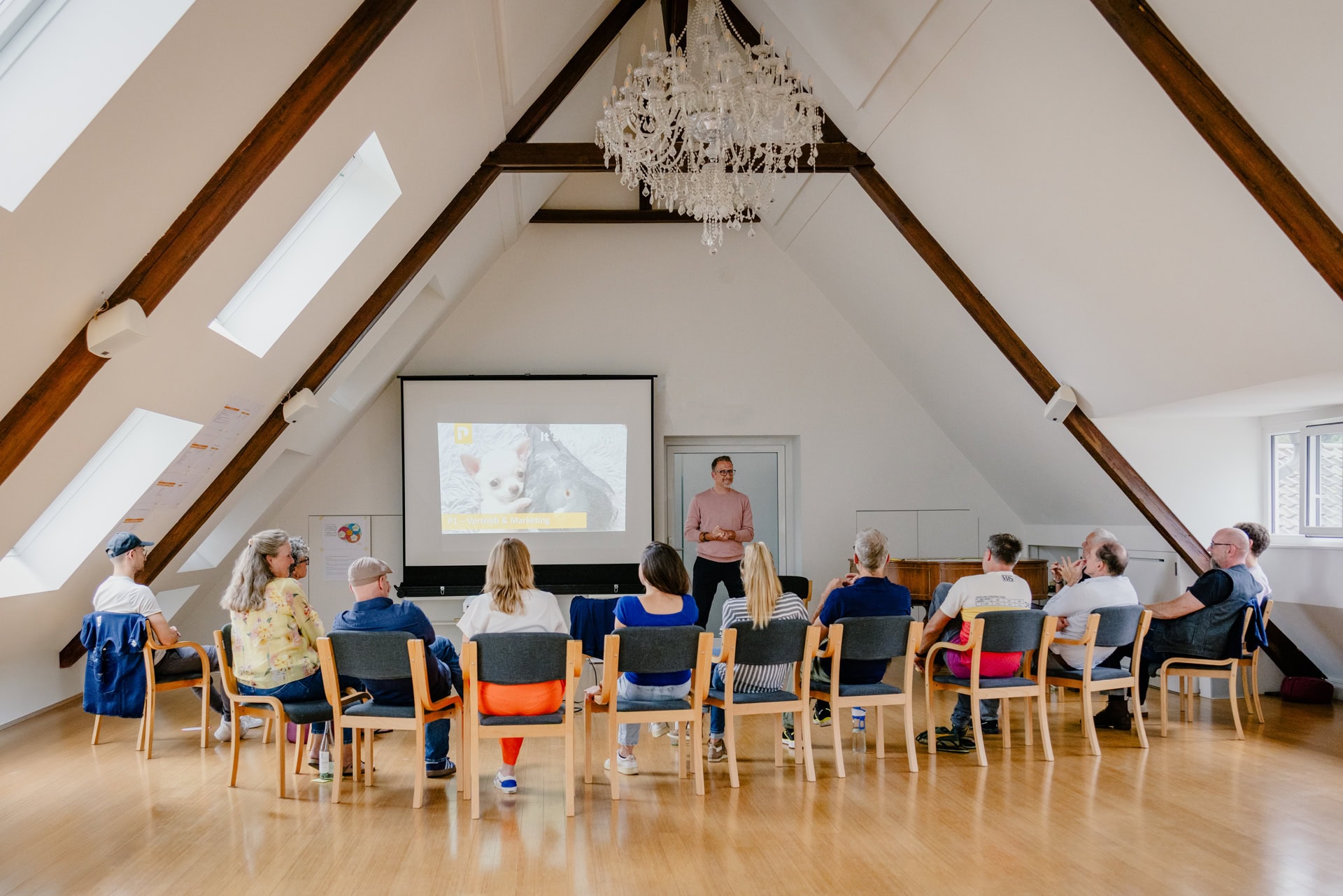 Workshop mit mehreren Teilnehmenden in einem Beratungsunternehmen