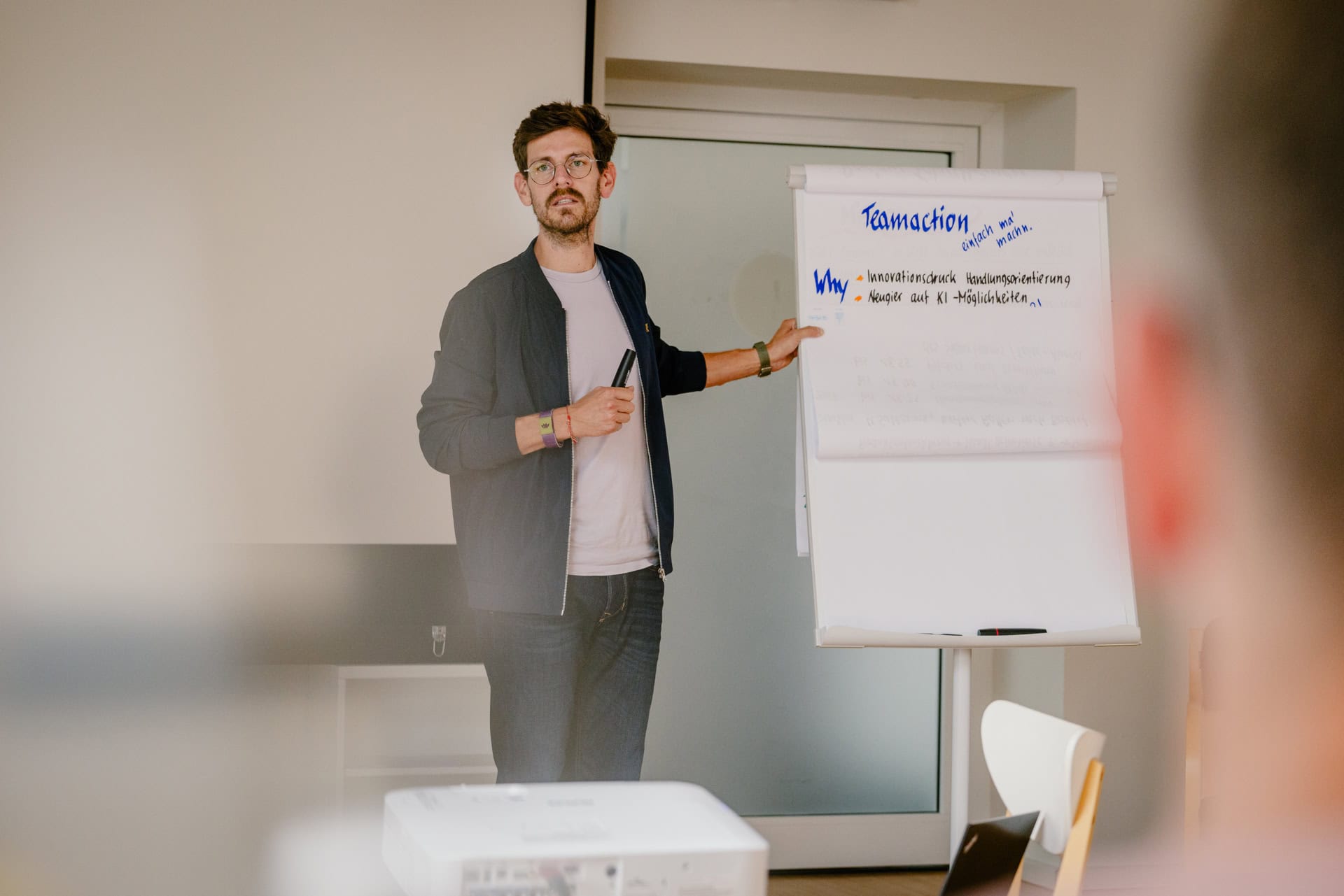 Berater präsentiert Inhalte während eines Workshops in einer Consultingfirma