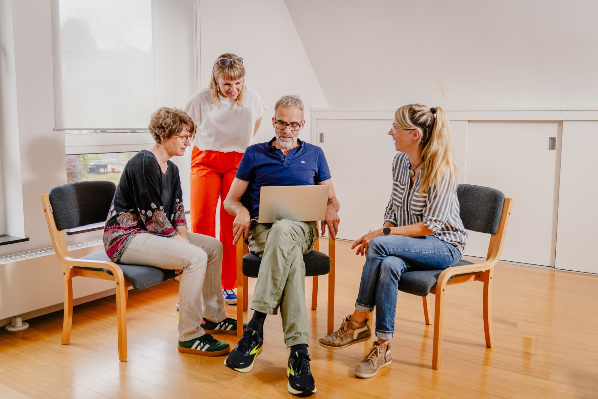 Beraterteam im Gespräch in einer Kleingruppe während eines Workshops