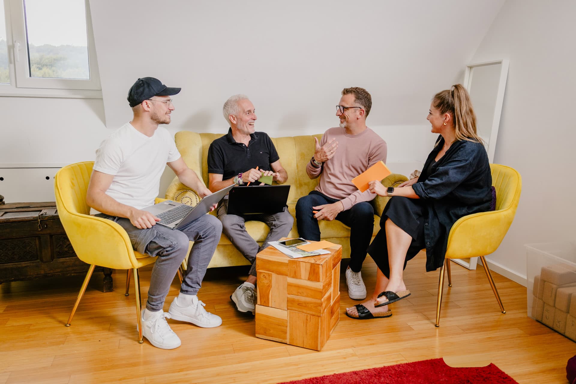 Beraterteam im Austausch während eines Workshops in einer Consultingfirma