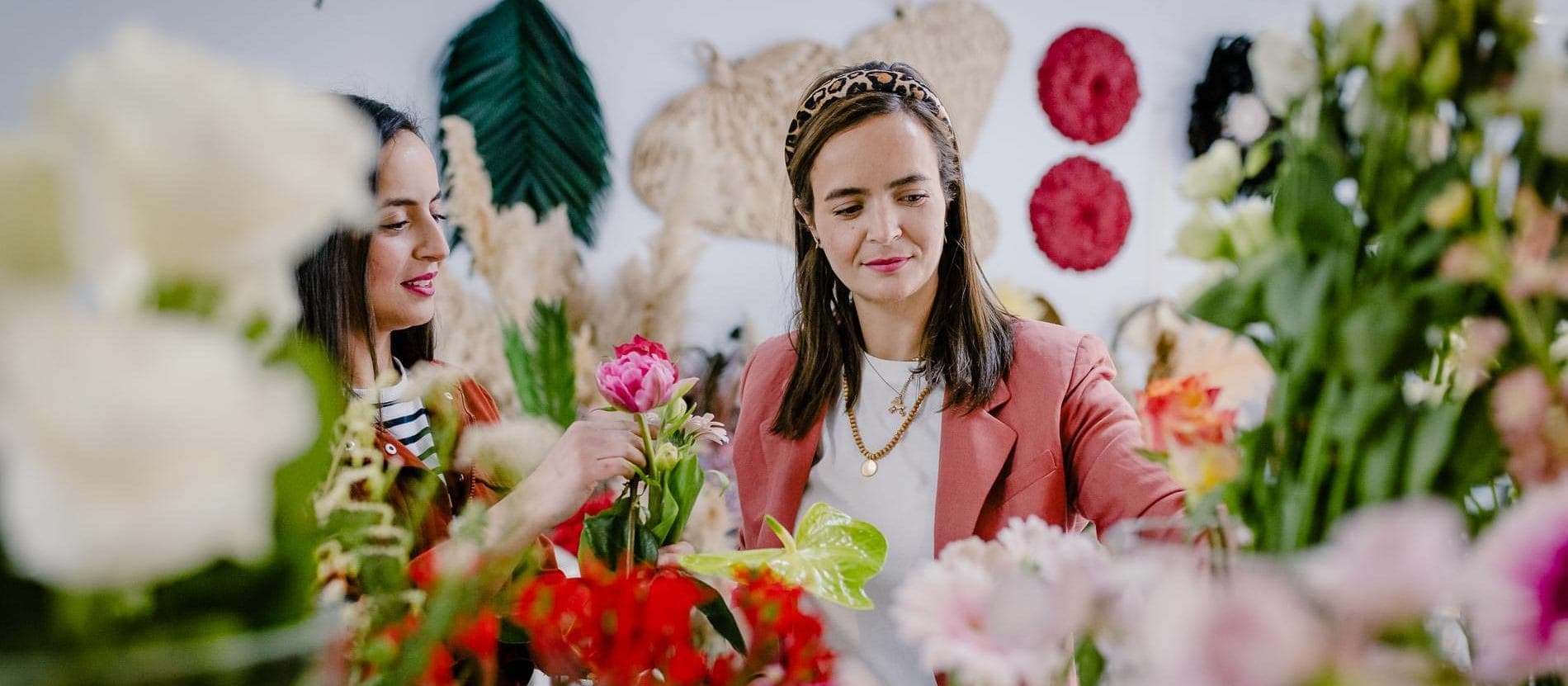 Floristinnen bei der Arbeit im Blumenladen während des Arbeitsalltags