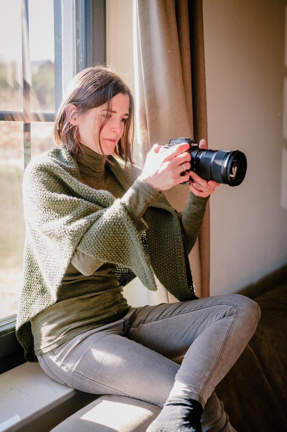 Miriam Castle-Weiss beim Fotografieren, konzentriert im Arbeitsprozess
