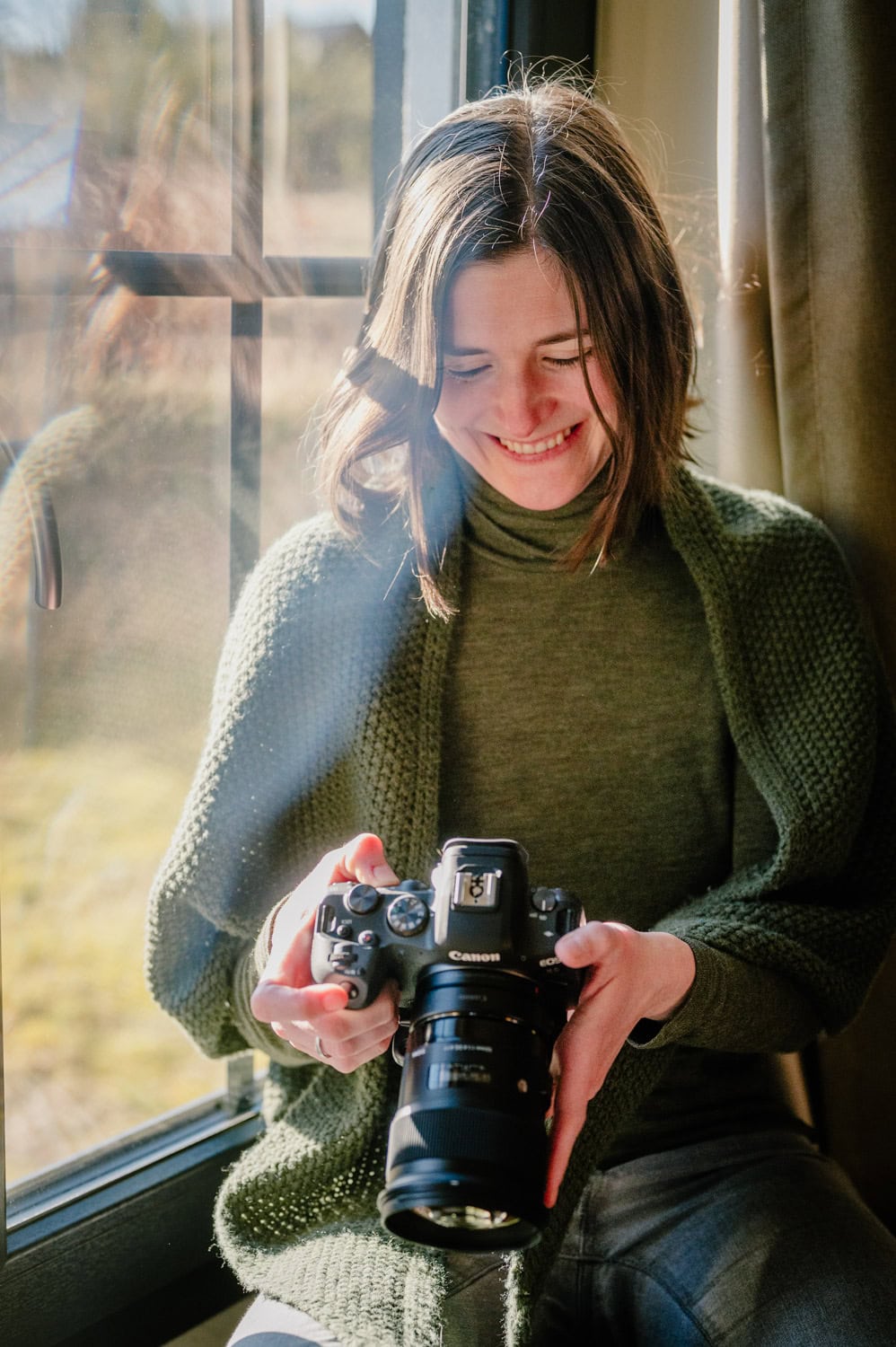 Miriam Castle-Weiss prüft Bilder an der Kamera nach dem Fotografieren