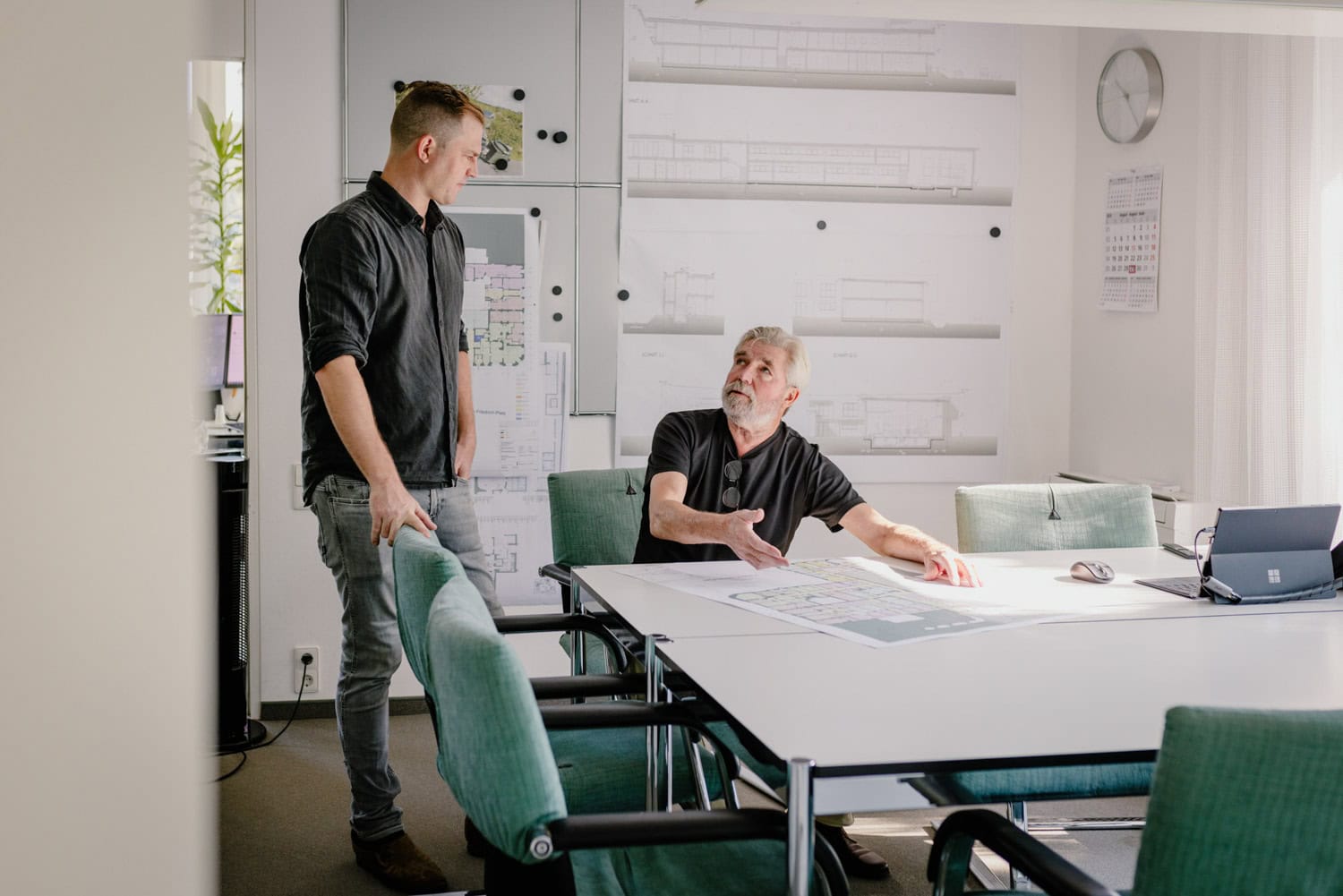 Zwei Mitarbeiter bei einer Besprechung während einer Businessreportage in einem Unternehmen in Wiesbaden