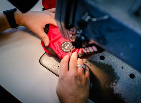 Logo wird bei Businessfotos auf Jacke genäht