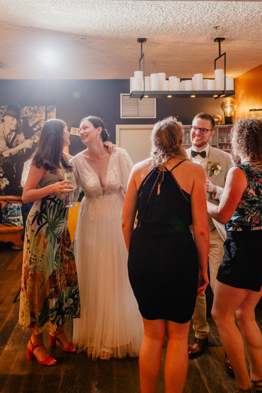 Party am Abend, das Brautpaar tanzt zu Musik des DJs
