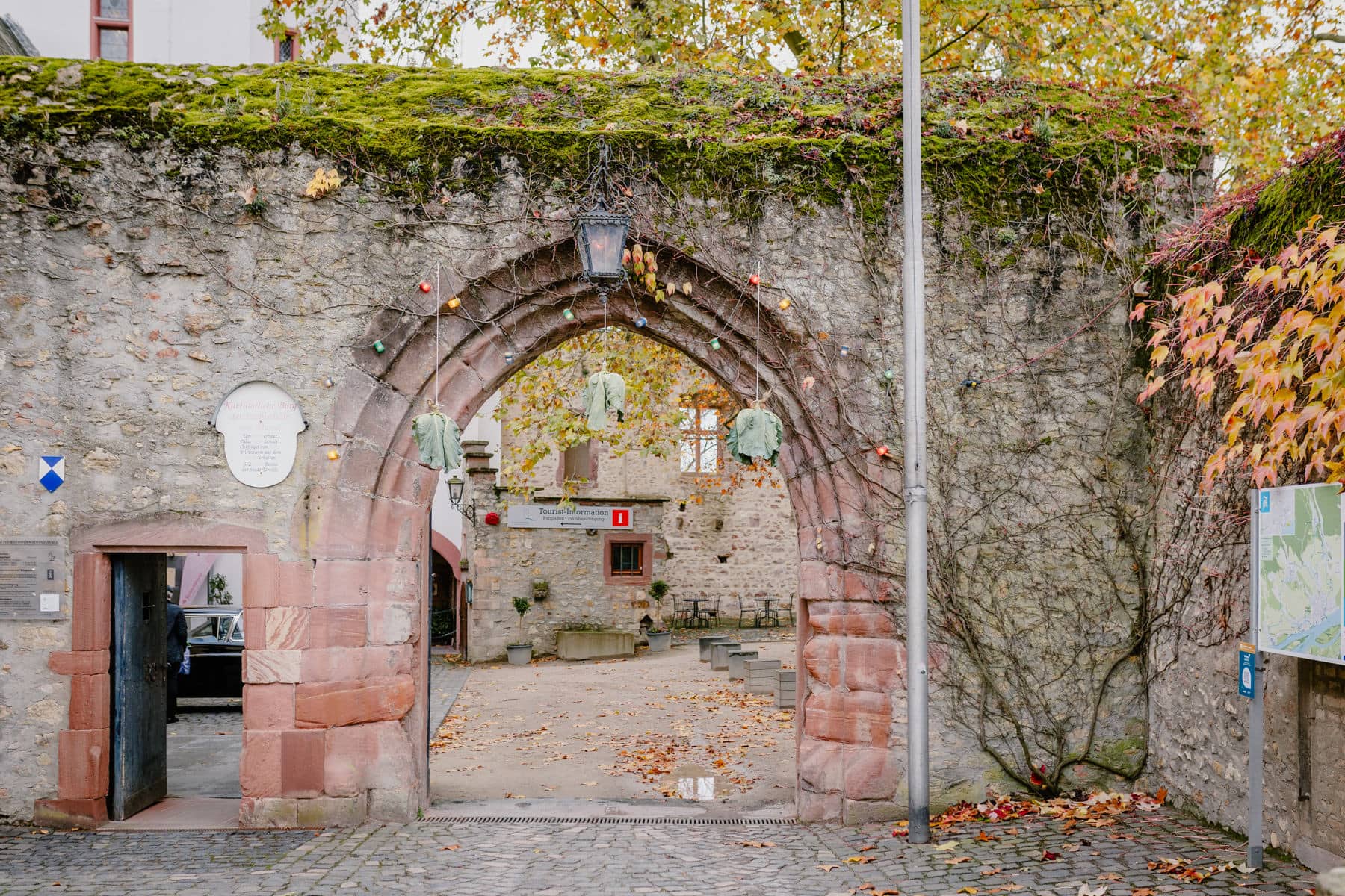 Torbogen und Eingang zur Kurfürstlichen Burg in Eltville am Rhein um zu heiraten
