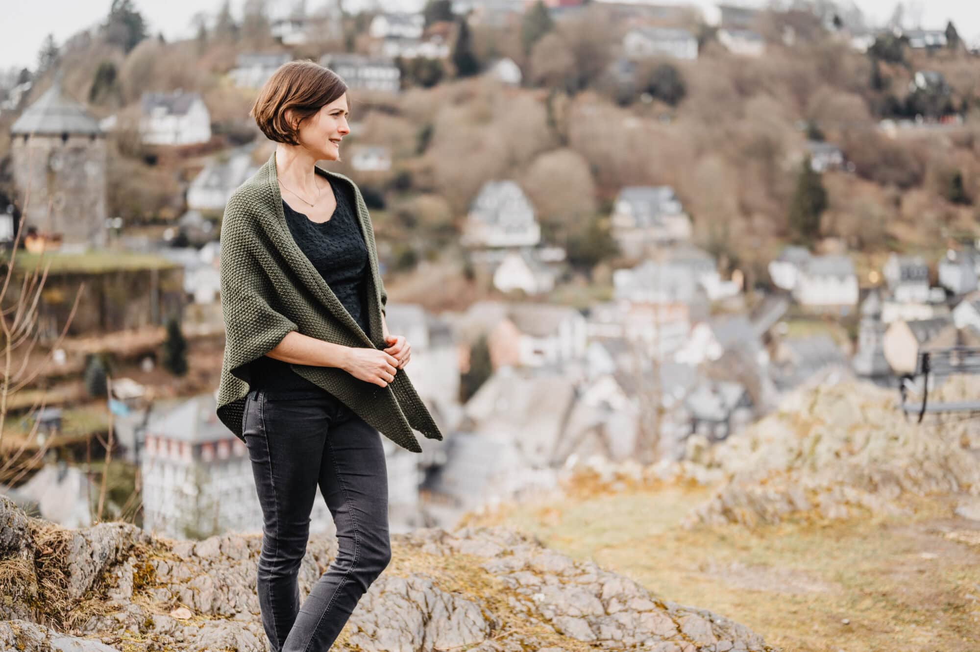 Fotografin an der Kurfürstlichen Burg mit Blick über Eltville am Rhein