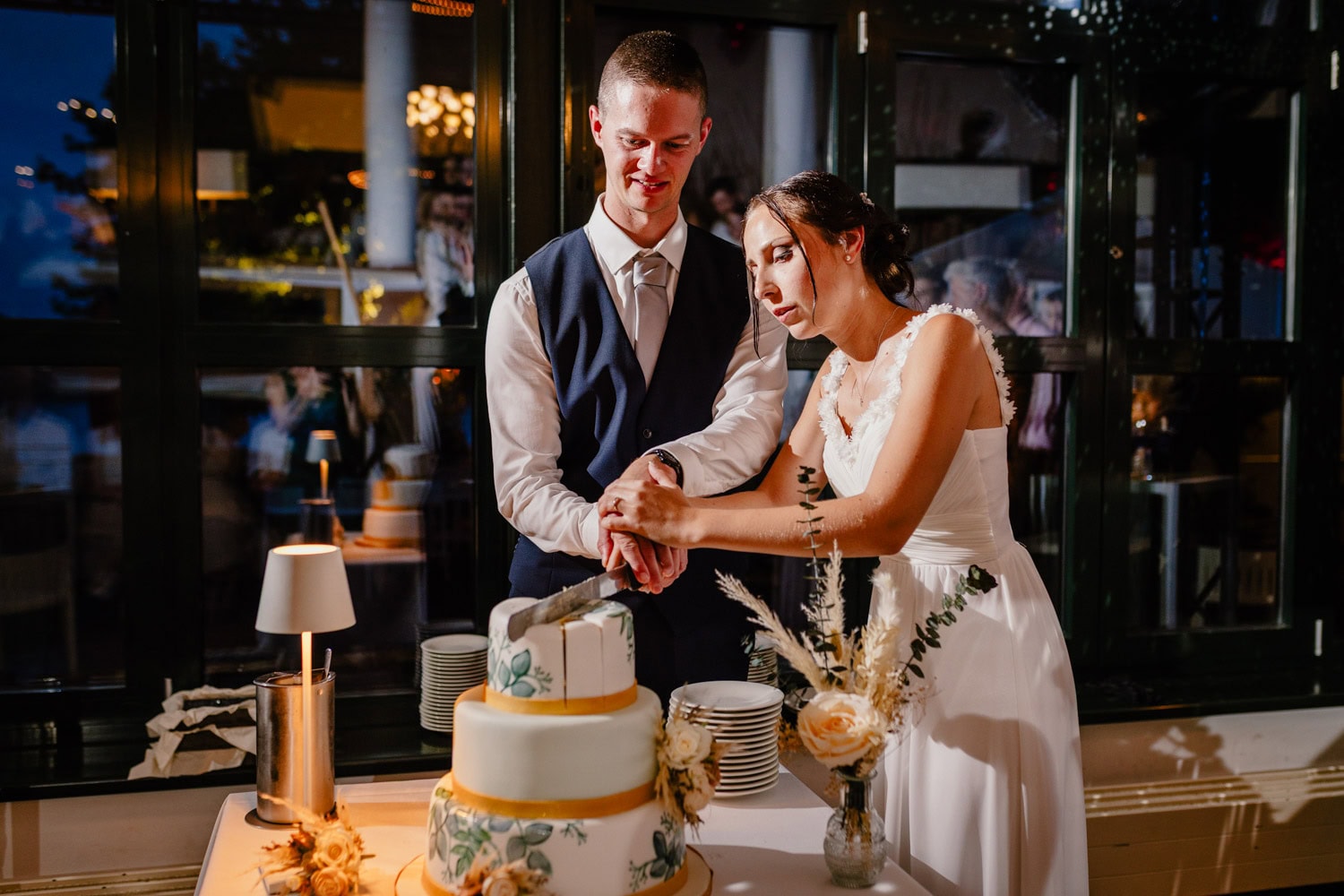 Anschneiden der Hochzeitstorte des Brautpaares in Eltville