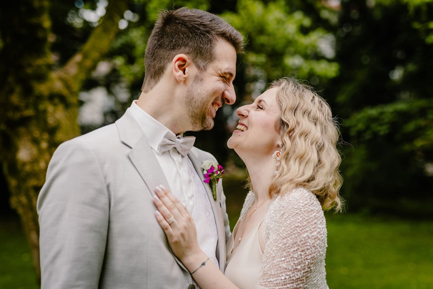 Paar genießt einen Moment zu zweit bei seiner Hochzeit im Grünen nahe Wiesbaden