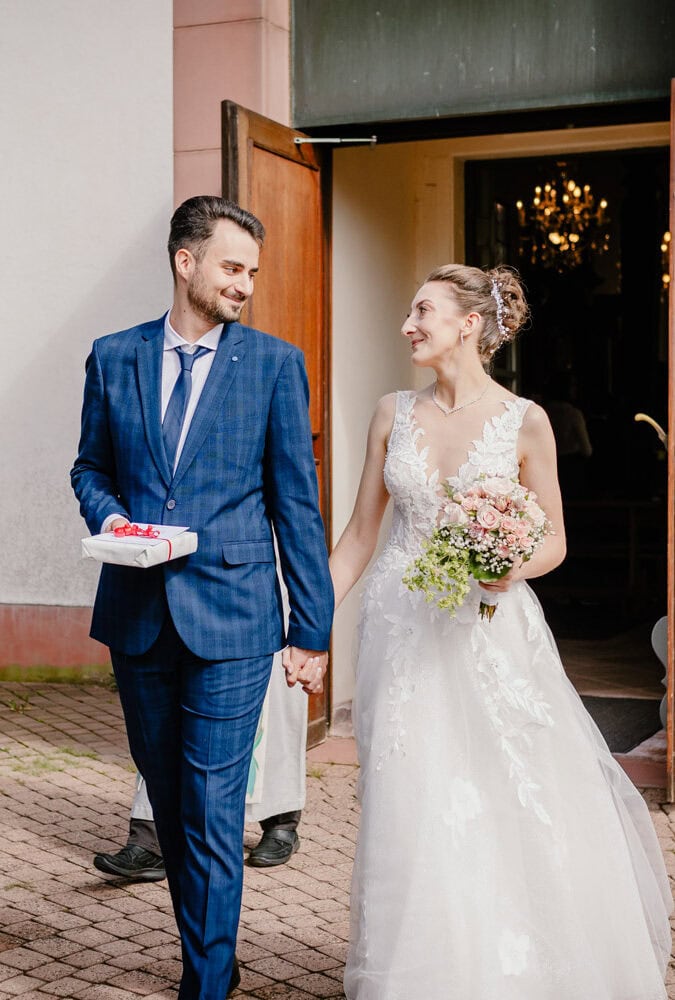Fotograf Hochzeit Wiesbaden - Brautpaar verlässt nach Trauung glücklich die Kirche