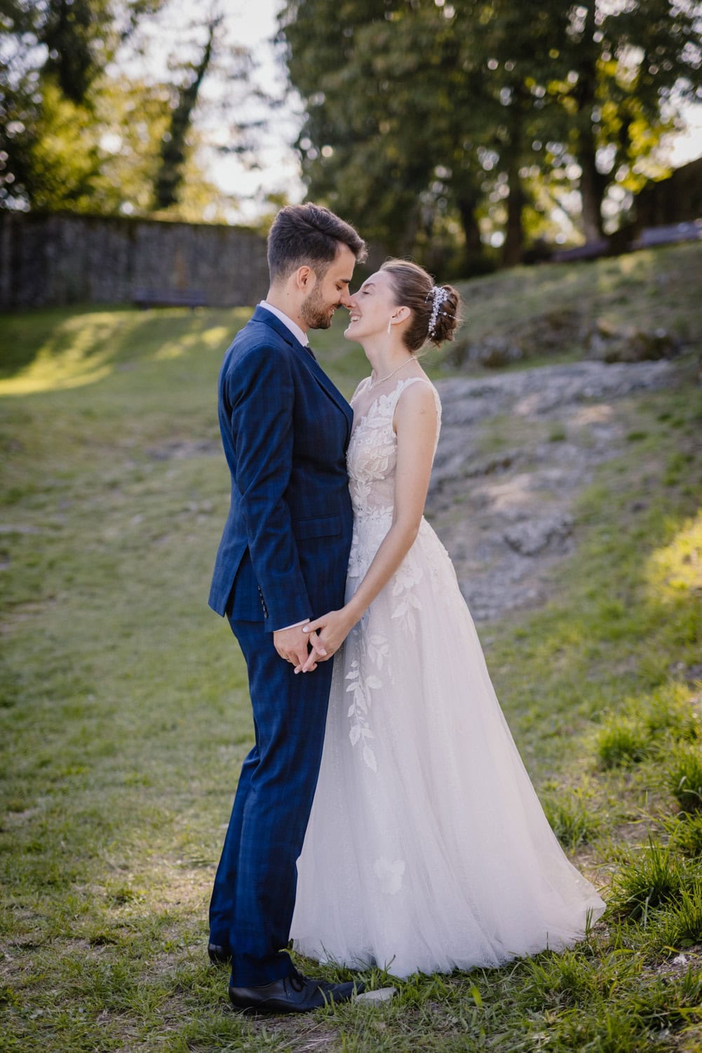 Dokumentarische Hochzeitsfotografie Brautpaar schaut sich beim Paarshooting tief in die Augen in Wiesbaden