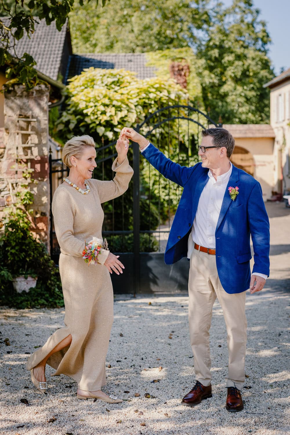 Lebendiges Paarfoto während das Brautpaar auf dem Weingut tanzt