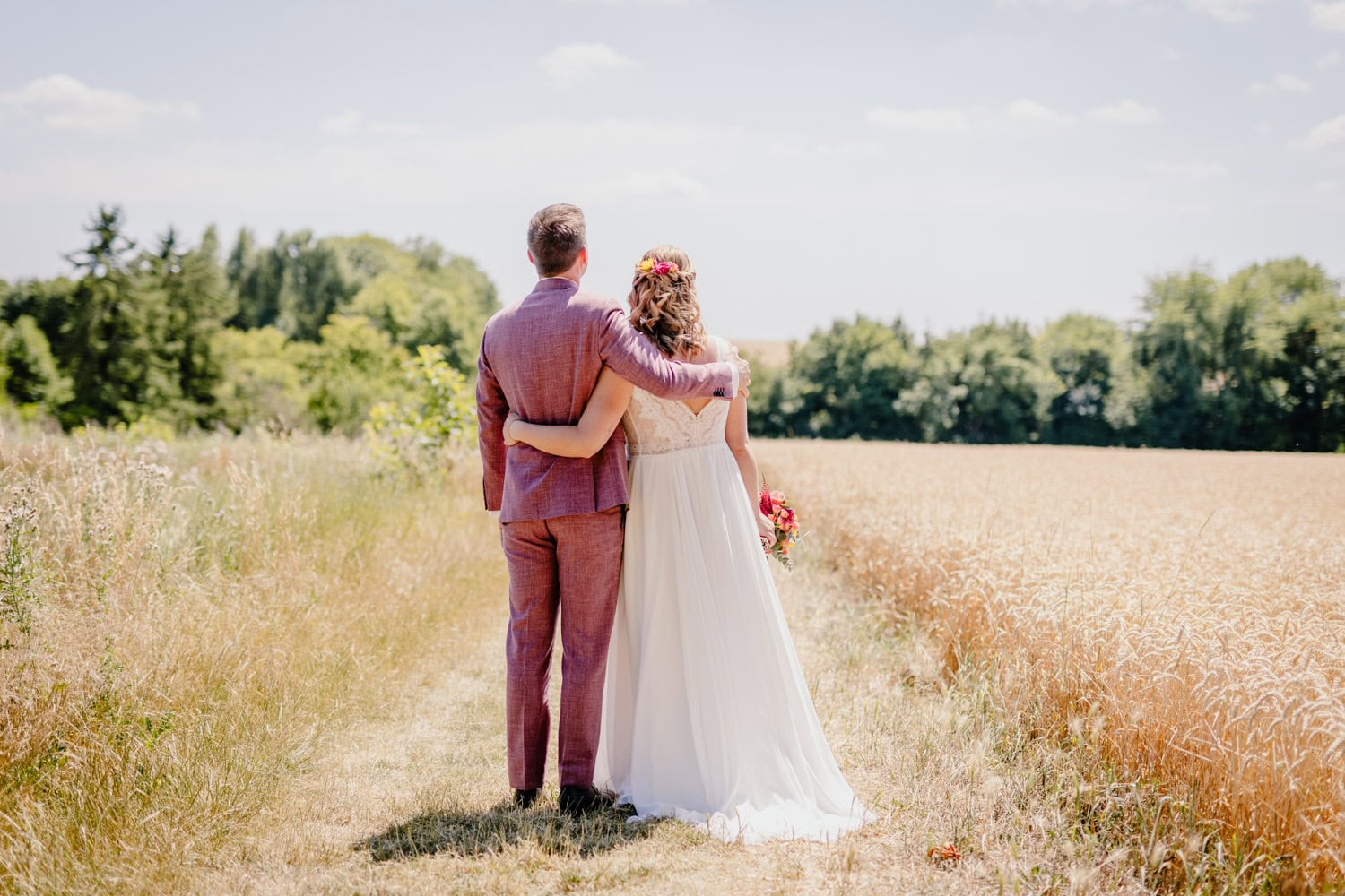 Hochzeitsfotos in Wiesbaden, Brautpaar schaut nach hinten über den Taunus